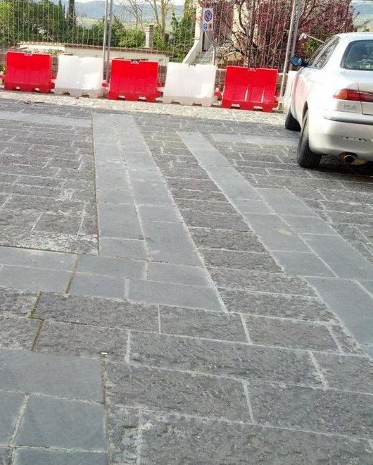 Viaggio in paese tra viottoli pieni di gobbe e tombini maleodoranti