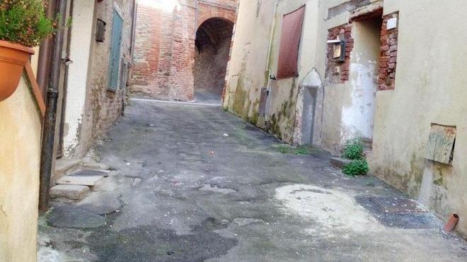 Lavori a Istia, il Comune “caccia” la ditta