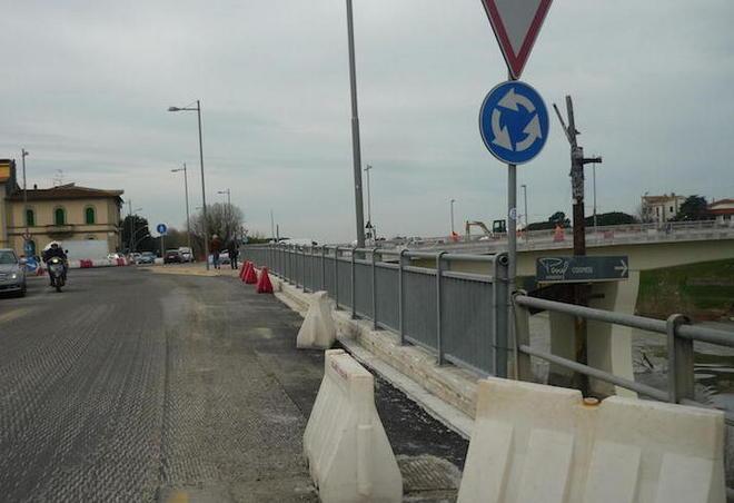 Un marciapiede che viene cancellato parte la protesta 