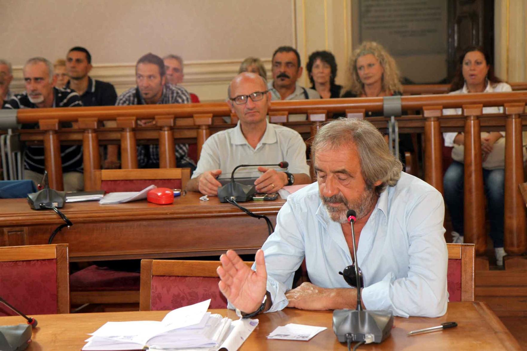 Tamburini fuma in Comune, multato dai vigili 