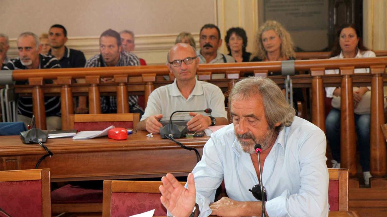 Tamburini fuma in Comune, multato dai vigili