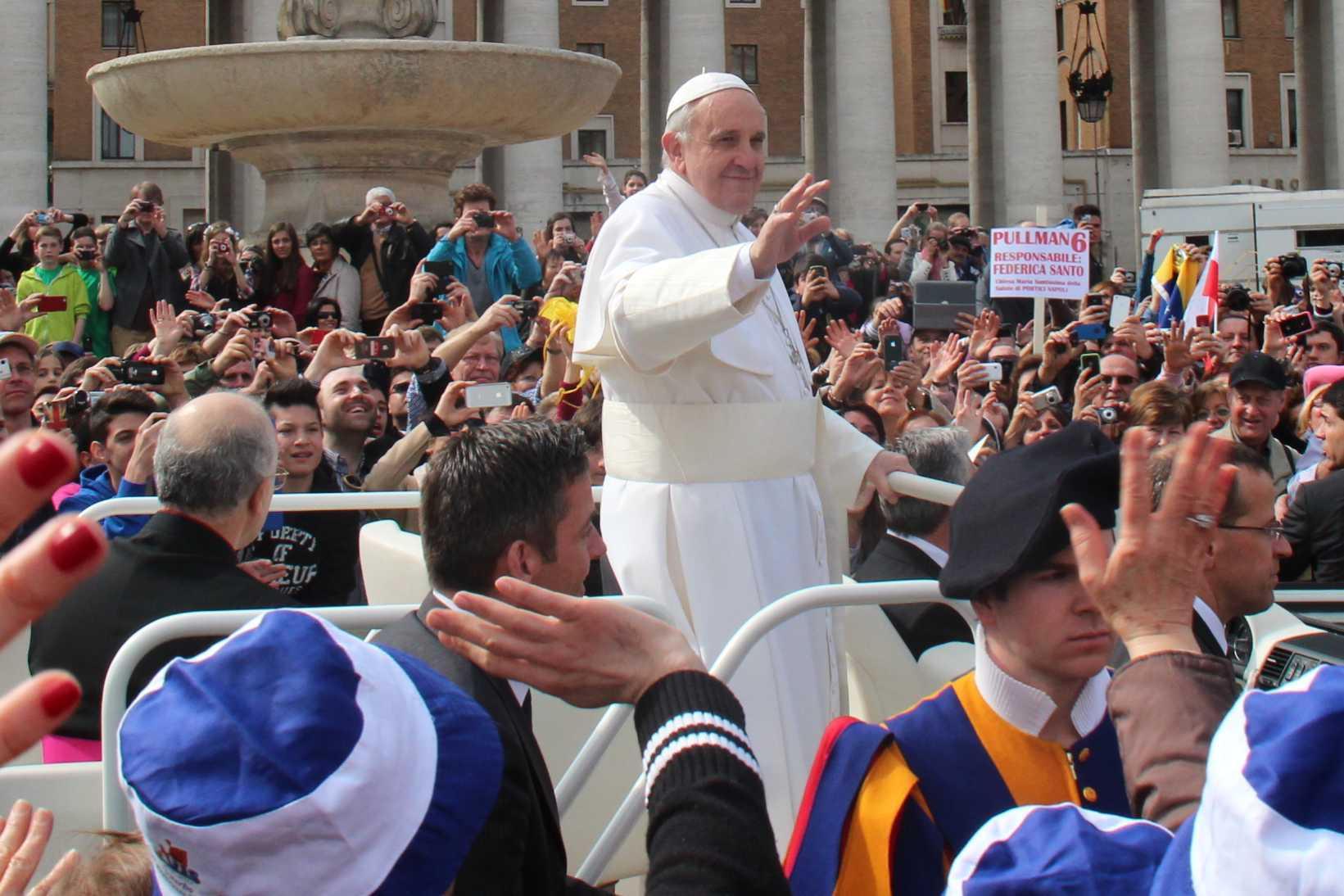 Il Papa della tenerezza strega i livornesi 