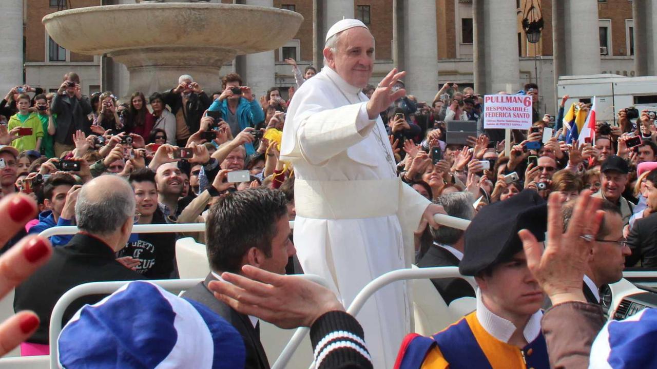 Il Papa della tenerezza strega i livornesi