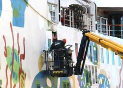 Operaio cade da una gru mentre lavora in porto 