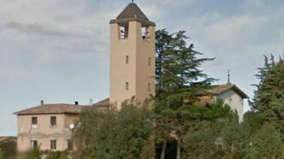 Entrano in chiesa e rubano soldi e vino