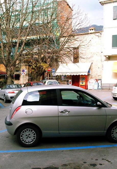 Piazza Carducci senz’auto i commercianti si dividono 