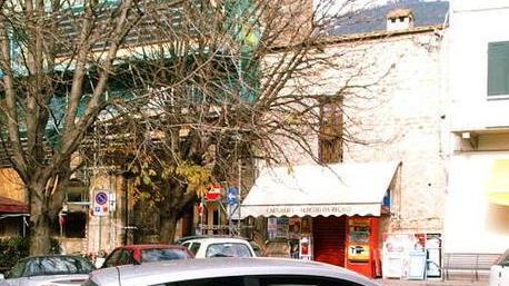 Piazza Carducci senz’auto i commercianti si dividono
