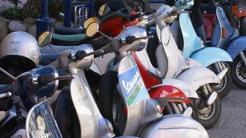 Sciame di vespisti per le strade elbane