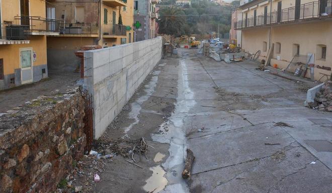 Spunta il muro, fioccano le polemiche