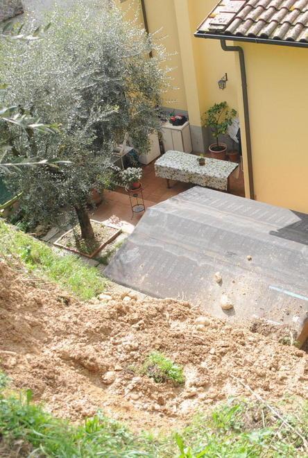 Saggi geologici dopo lo smottamento della collina