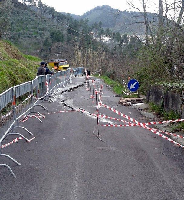 Al lavoro per rimuovere la frana 