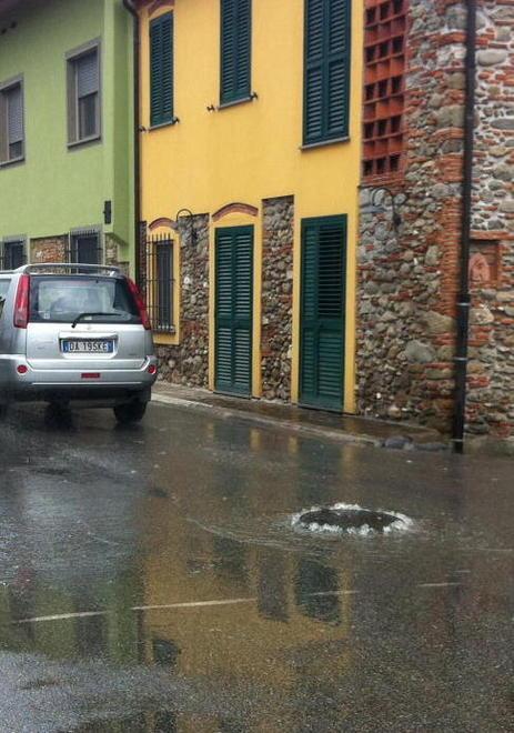 Saltano i tombini, i liquami invadono strade e alloggi 