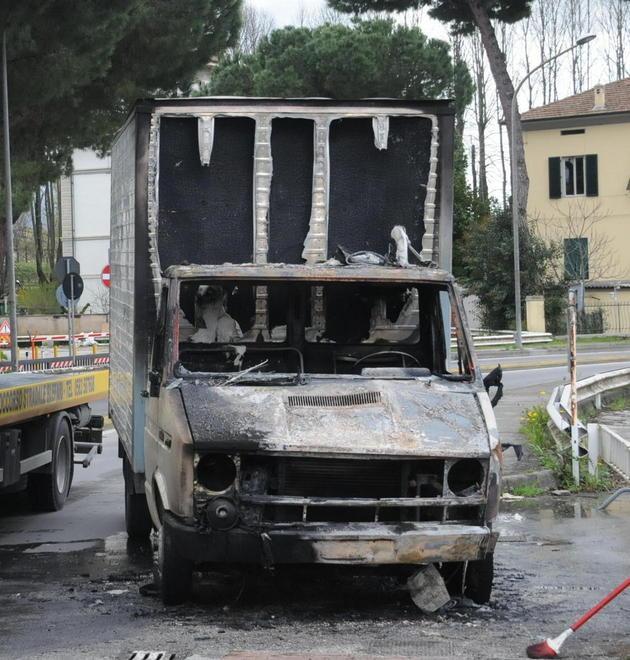 Danno fuoco alla porta del ristorante Amleto 