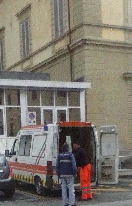 Pazienti in ambulanza all’esterno dell’ospedale