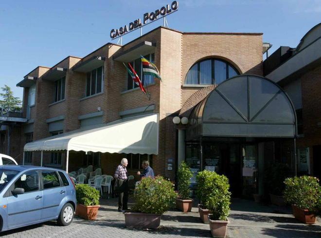 Ripreso dalle telecamere mentre ruba