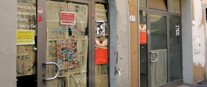 E ora insieme alle vendite crolla il prezzo dei negozi 