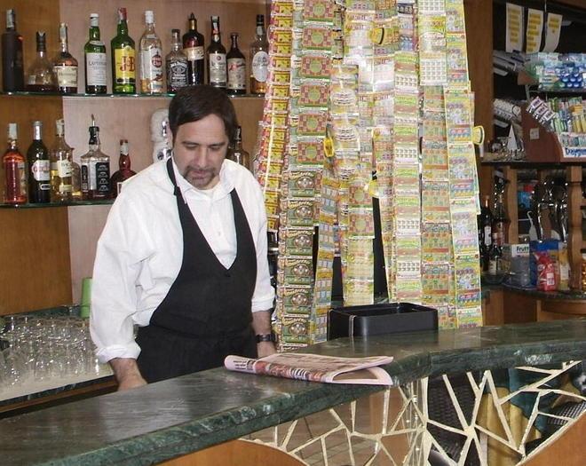 Fanno razzia di sigarette in un bar a Lunata 