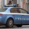 Si fa prendere a pugni ma non molla la borsa, gli aggressori rinunciano 
