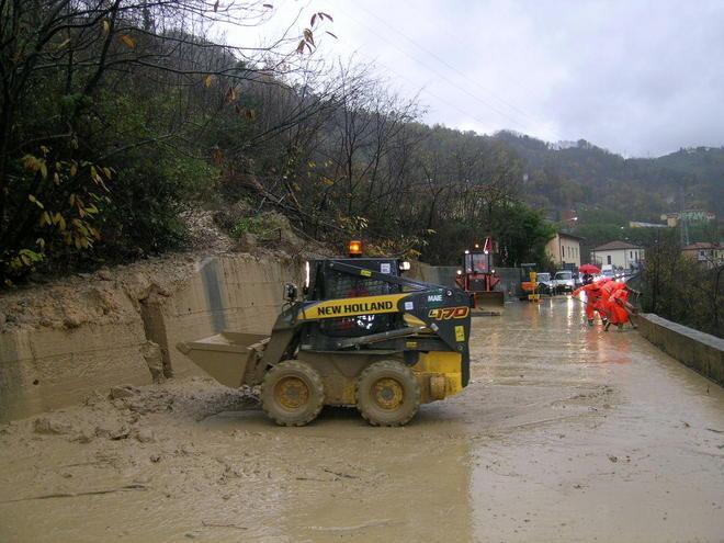 Migliana, evacuate tre abitazioni per una frana 