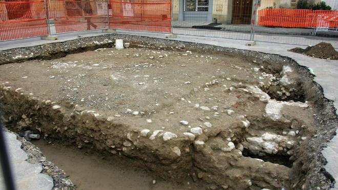 Prato, Santa Maria delle Carceri: spunta la porta della Rocca sotto la piazza