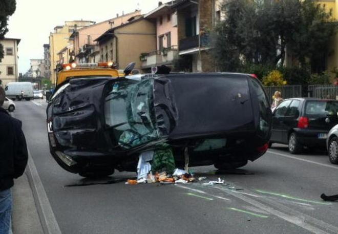 Perde il controllo dell’auto e si ribalta in via Roma 