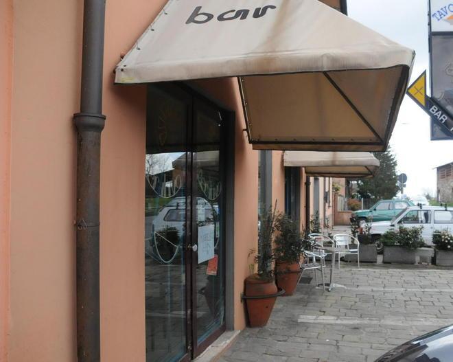 Quattro banditi incappucciati rubano sigarette in un locale 