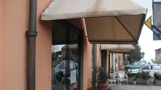Quattro banditi incappucciati rubano sigarette in un locale
