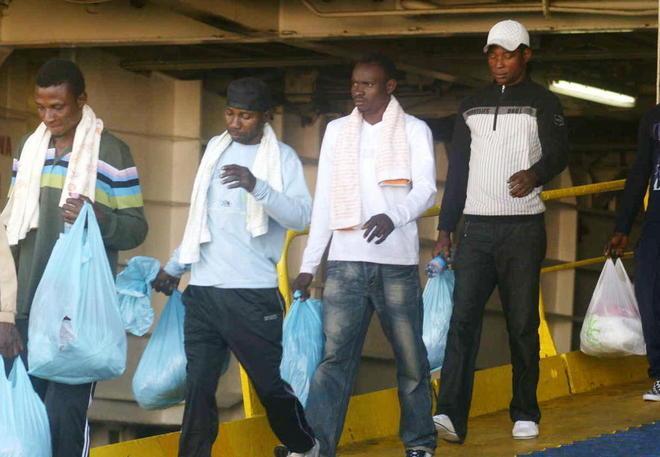 Otto immigrati nascosti in un Tir sbarcato a Livorno 