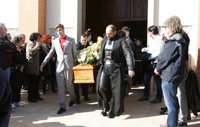 L’addio ad Alessio con i costumi dei personaggi più amati 