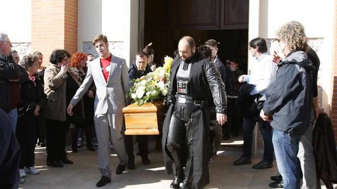 L’addio ad Alessio con i costumi dei personaggi più amati