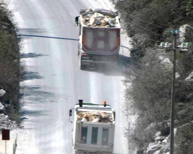 Teloni anti polvere sui camion del marmo 