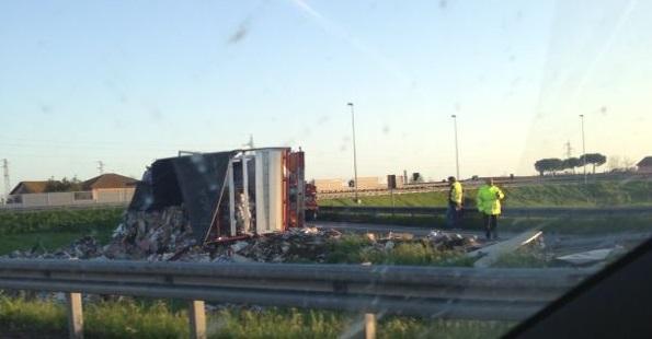 Incidente in autostrada: tir si rovescia all’uscita di Viareggio 