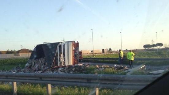 Incidente in autostrada: tir si rovescia all’uscita di Viareggio