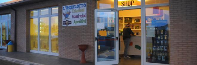 Rapina alla stazione di servizio, il bandito spara con una scacciacani 
