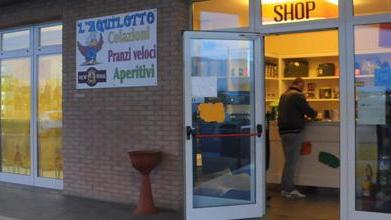 Rapina alla stazione di servizio, il bandito spara con una scacciacani