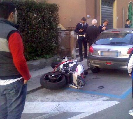 Moto finisce contro due auto Feriti il conducente e il passeggero catapultato in avanti 