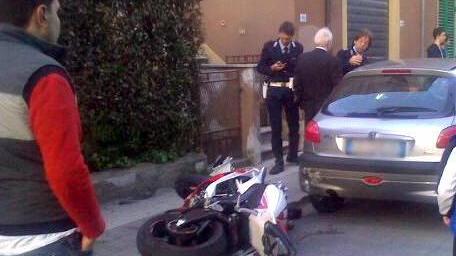 Moto finisce contro due auto Feriti il conducente e il passeggero catapultato in avanti