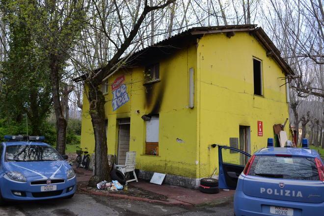 Nel camping chiuso la polizia sgombera la casetta in cemento