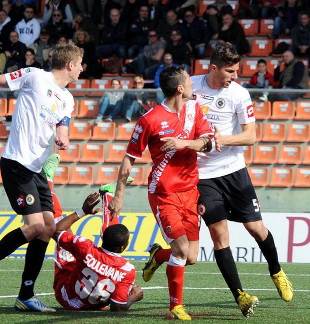 Derby mesto per il Grifone Colpo di grazia in agguato 