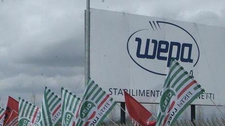 Wepa incrocia le braccia È il giorno della rabbia