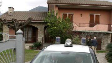 Cartelli nelle strade per scoraggiare ladri e rapinatori