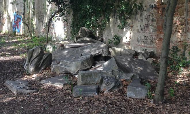 Colonne e capitelli abbandonati nella villa