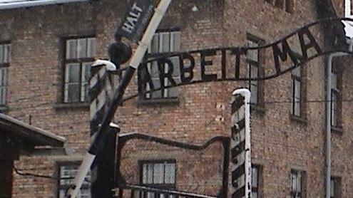 No ai risparmi sui viaggi della memoria