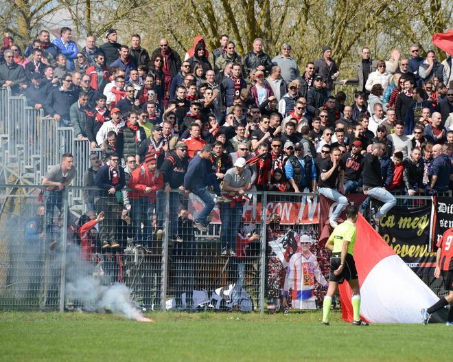 Daspo a ultrà della Lucchese che lancia petardo in campo 