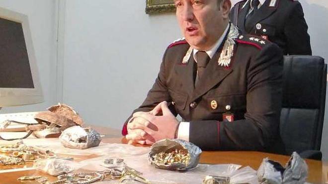 Casalinga ruba monili e li rivende a un compro oro