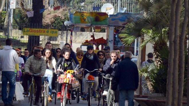 Commercianti sfilano in bici per promuovere lo shopping