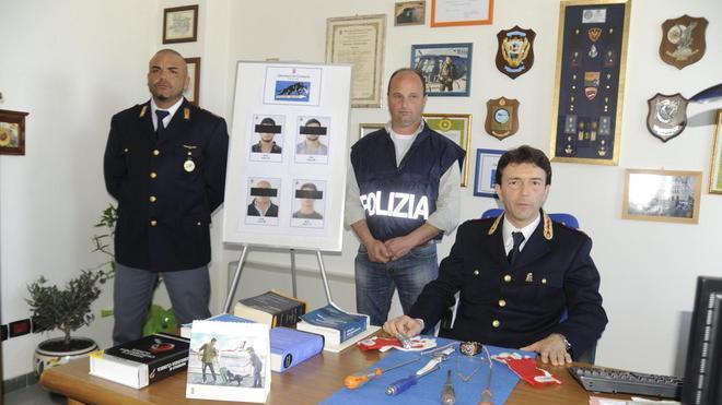 Picchiato e minacciato di morte in casa, quattro arresti