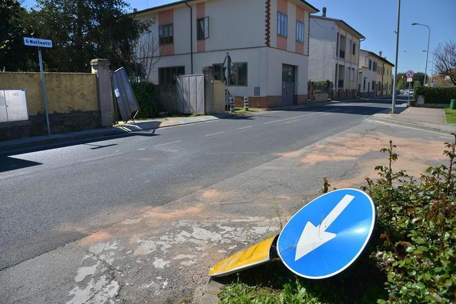 Quattro feriti nello scontro frontale muore il cane di una passante 