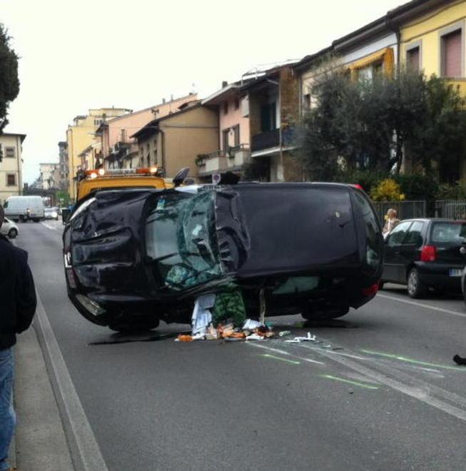 Auto si ribalta Chiusa a lungo via Roma
