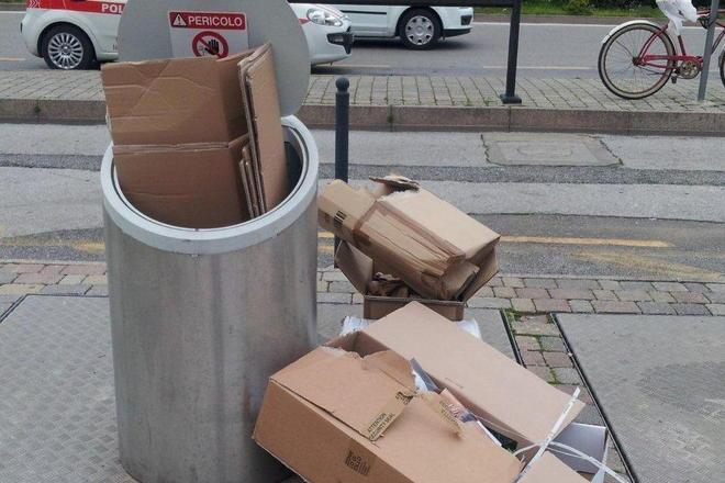 Cartoni fuori posto multa di 500 euro a due commercianti
